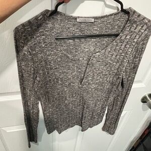 Women’s vneck club top